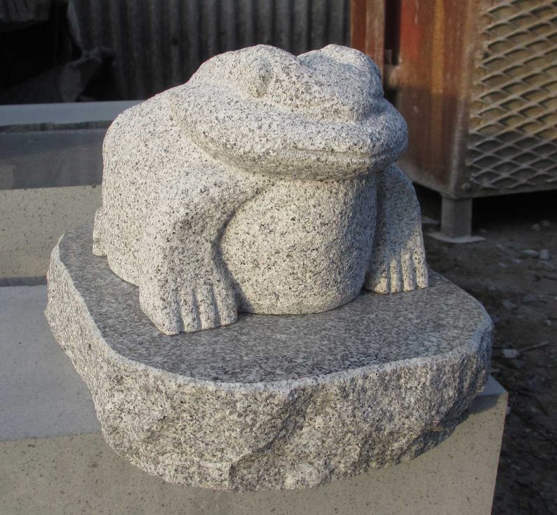 古い 石彫り 蛙